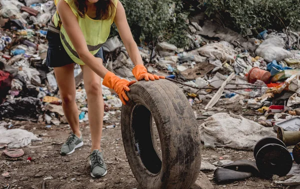 Kadın Gönüllü Plastik Çöpleri Temizlemeye Yardım Ediyor Dünya Günü Ekoloji — Stok fotoğraf
