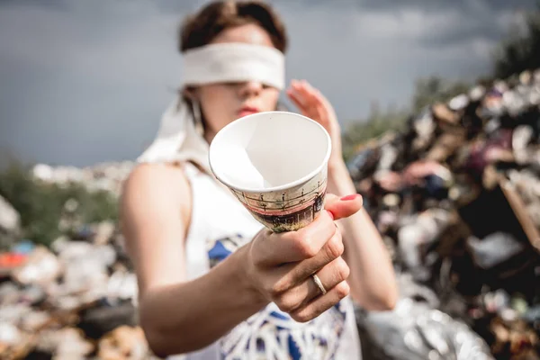 Gözü Bağlı Bir Kadın Gönüllü Plastik Çöp Sahasında — Stok fotoğraf