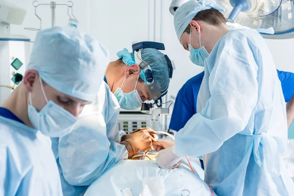 Cirugía Columna Grupo Cirujanos Quirófano Con Equipo Quirúrgico Laminectomía Formación —  Fotos de Stock
