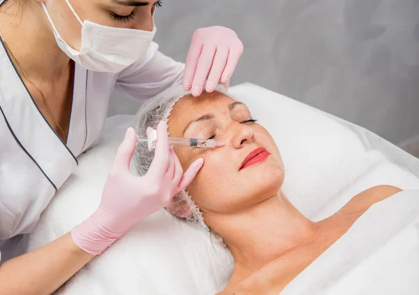 Arts Cosmetoloog Maakt Gezichtsinjecties Procedure Jonge Vrouw Een Schoonheidssalon Cosmetologisch — Stockfoto