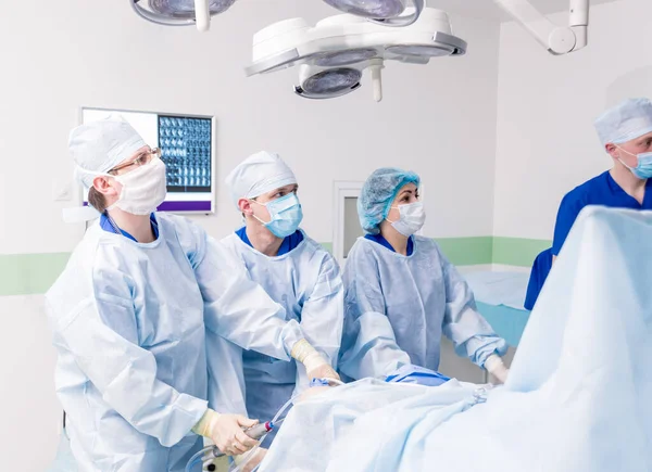 Artroskop Ameliyatı Modern Artroskopik Aletlerle Ameliyathanede Takım Çalışması Yapan Ortopedik — Stok fotoğraf