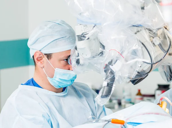 Operace mozku. Skupina chirurgů na operačním sále s chirurgickým vybavením. — Stock fotografie