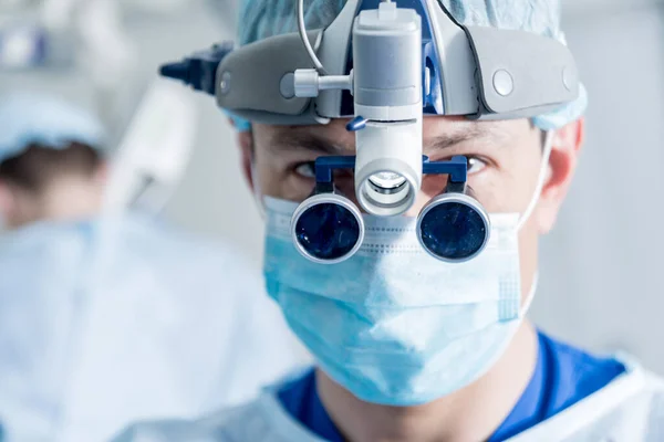 Хірург в операційній кімнаті з хірургічним обладнанням . — стокове фото