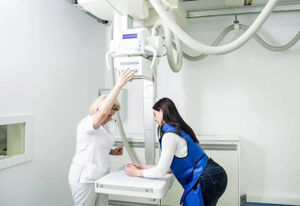 Radiológus Páciens Röntgenszobában Emberi Kezek Röntgenje Klasszikus Mennyezetre Szerelhető Röntgenrendszer — Stock Fotó