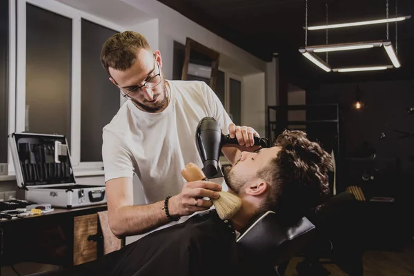 Jovem Com Corte Cabelo Moda Barbearia Barbeiro Faz Penteado Barba — Fotografia de Stock