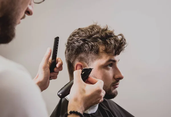 Jovem Com Corte Cabelo Moda Barbearia Barbeiro Faz Penteado Barba — Fotografia de Stock