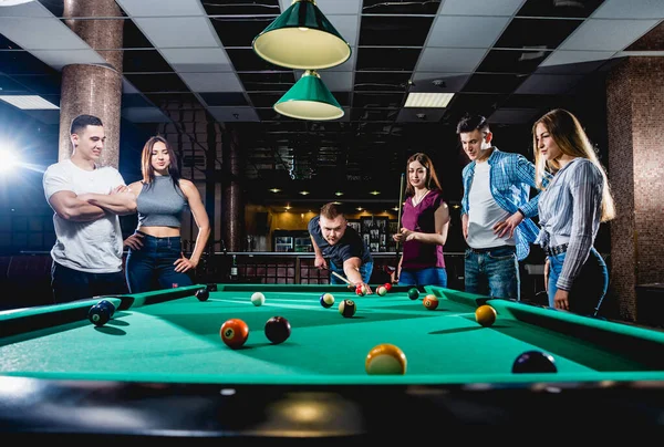 Grupo Jovens Amigos Alegres Jogando Bilhar Tempo Engraçado Após Trabalho — Fotografia de Stock