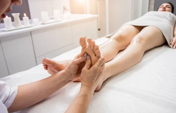 Hermosa Joven Disfrutando Del Masaje Pies Salón Spa Concepto Cosmetología — Foto de Stock