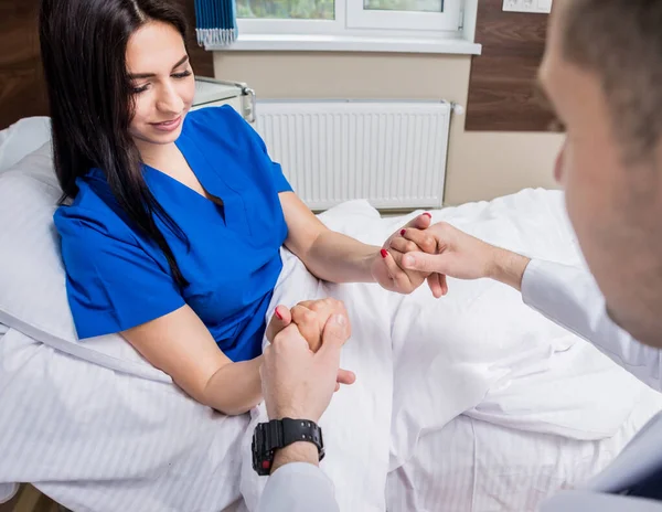 Traumatologe Untersucht Patientenhände Modernem Krankenhaus — Stockfoto