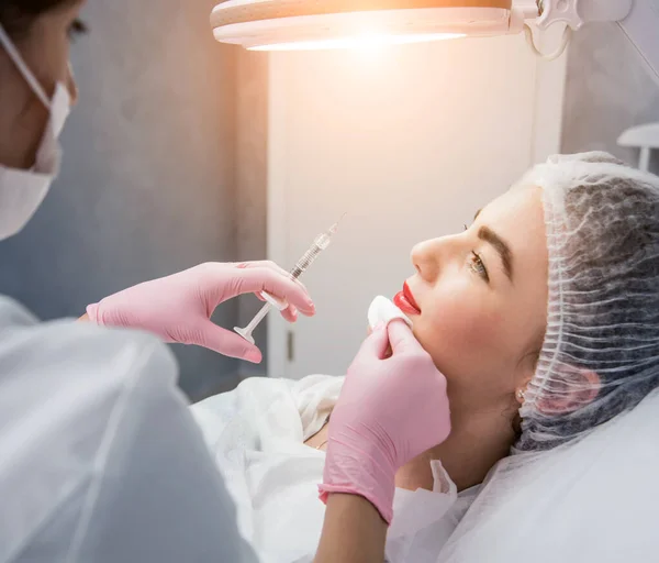 Doktor Kozmetik Uzmanı Yüz Enjeksiyonu Prosedürünü Uygular Güzellik Salonunda Genç — Stok fotoğraf