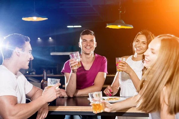 Vrolijke Vrienden Pub Bier Drinken Praten Plezier Hebben Vrienden Ontmoeten — Stockfoto