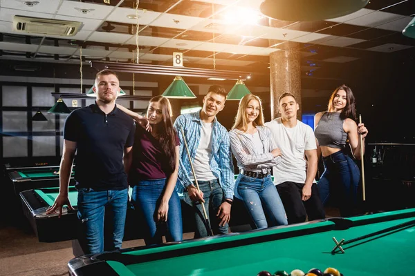 Grupo Jóvenes Amigos Alegres Jugando Billar Tiempo Divertido Después Del — Foto de Stock