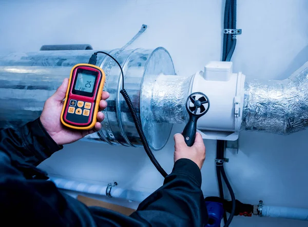 Techniker Verwenden Ein Handgehaltenes Anemometer Zur Messung Des Luftdurchflusses — Stockfoto