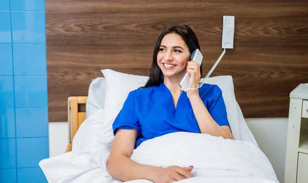 Patient Telefoniert Krankenhausbett Junge Kaukasische Frau Mit Krankenschwester Verbunden — Stockfoto