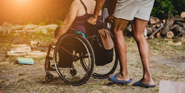 Zdravotně Postižený Muž Odpočívající Táboře Přáteli Invalidní Vozík Lese Pozadí — Stock fotografie