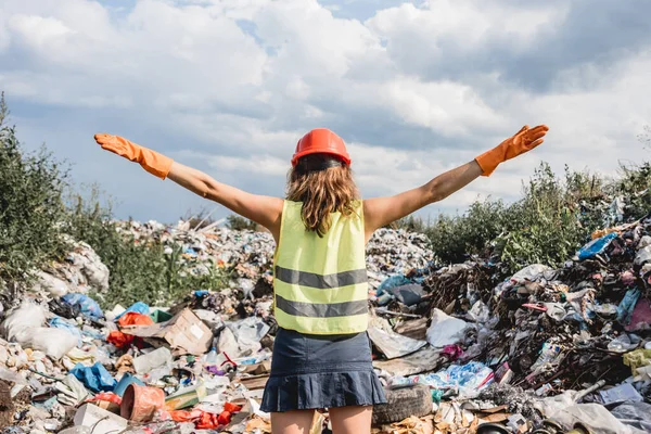 Kadın Gönüllü Plastik Çöpleri Temizlemeye Yardım Ediyor Dünya Günü Ekoloji — Stok fotoğraf