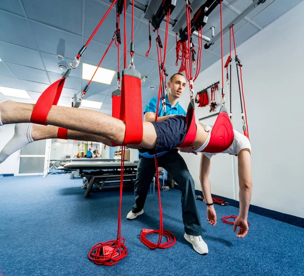 Физиотерапия Подвесная Терапия Молодой Человек Проводит Фитнес Терапию Помощью Тренировочной — стоковое фото
