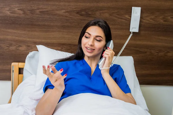 Patient Telefoniert Krankenhausbett Junge Kaukasische Frau Mit Krankenschwester Verbunden — Stockfoto