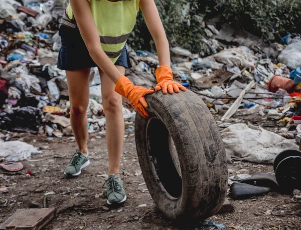 Kadın Gönüllü Plastik Çöpleri Temizlemeye Yardım Ediyor Dünya Günü Ekoloji — Stok fotoğraf