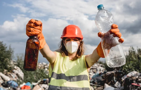 プラスチックごみのきれいな分野を支援する女性ボランティア 地球の日と生態学の概念 — ストック写真