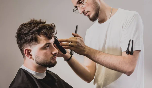 Junger Mann Mit Modischem Haarschnitt Beim Friseur Friseur Erledigt Frisur — Stockfoto