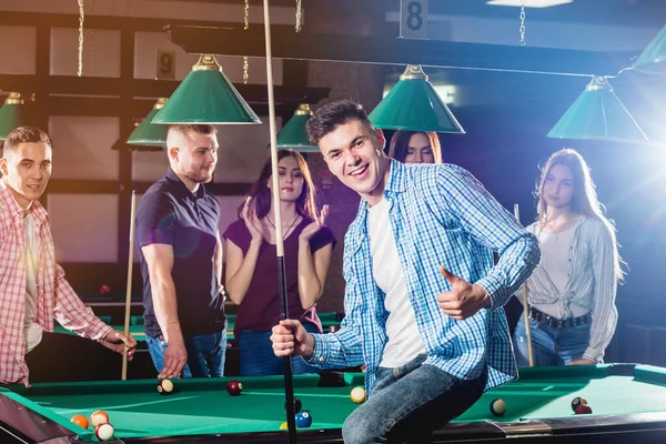 Joven Jugando Billar Posando Cerca Mesa Con Taco Las Manos — Foto de Stock