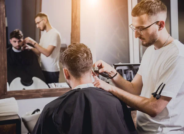 Jovem Com Corte Cabelo Moda Barbearia Barbeiro Faz Penteado Barba — Fotografia de Stock