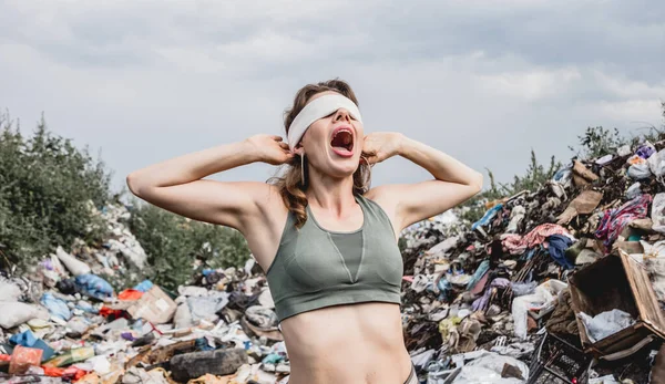Gözleri Bağlı Kadın Gönüllü Plastik Çöplükte Güçsüzlükten Çığlık Atıyor — Stok fotoğraf