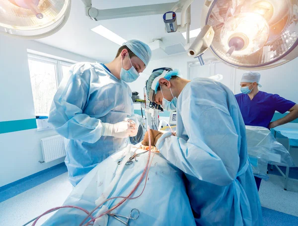 Cirugía de columna. Grupo de cirujanos en quirófano con equipo quirúrgico. Laminectomía —  Fotos de Stock