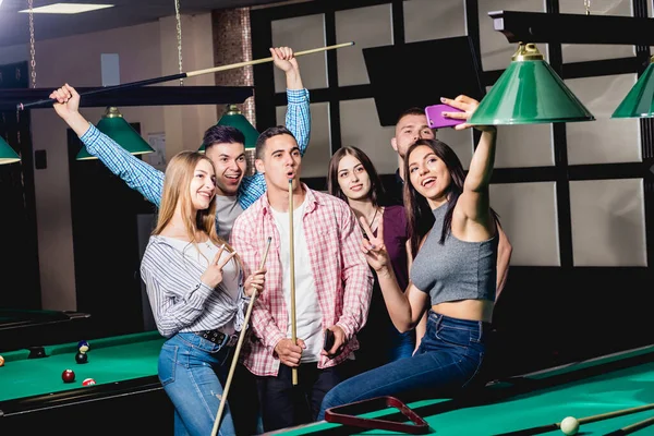 Un gruppo di amici fa un selfie al tavolo da biliardo. Dosaggio con — Foto Stock