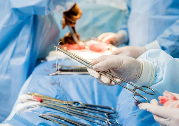 Χειρουργός Και Βοηθοί Στο Χειρουργείο Χειρουργικό Εξοπλισμό Ιατρικό Υπόβαθρο — Φωτογραφία Αρχείου