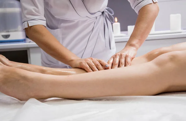 Hermosa Mujer Joven Disfrutando Masajes Las Piernas Salón Spa Concepto — Foto de Stock