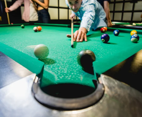 Jovem Tentando Acertar Bola Bilhar Fundo Piscina — Fotografia de Stock