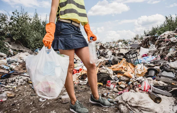 Kadın Gönüllü Plastik Çöpleri Temizlemeye Yardım Ediyor Dünya Günü Ekoloji — Stok fotoğraf