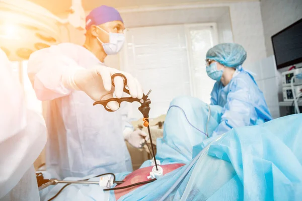 Processo de cirurgia ginecológica usando equipamentos laparoscópicos. Grupo de cirurgiões em centro cirúrgico com equipamento cirúrgico . — Fotografia de Stock