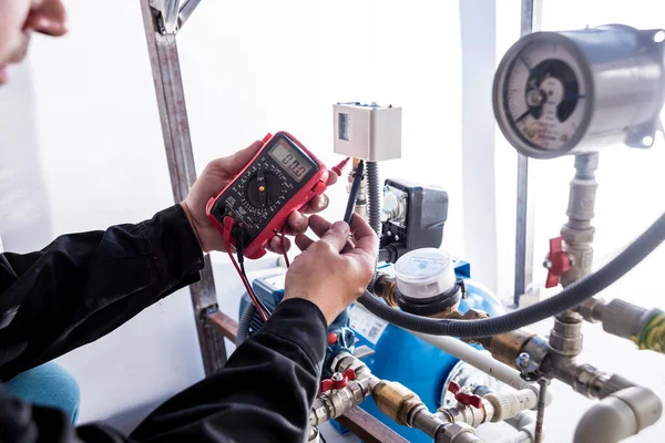 Technicien Vérifiant Les Nœuds Système Eau Contexte Industriel — Photo