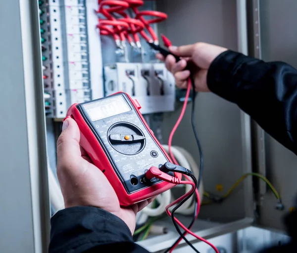 Primo Piano Delle Misure Elettriche Con Tester Multimetro — Foto Stock