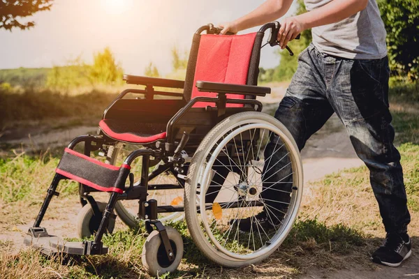 Hombre Discapacitado Descansando Camping Con Amigos Silla Ruedas Bosque Fondo —  Fotos de Stock