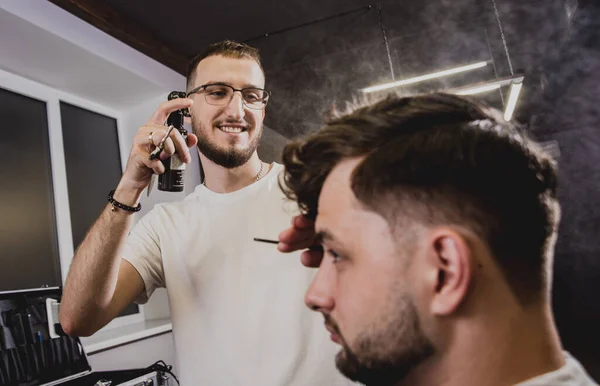 Joven Con Corte Pelo Moda Peluquería Peluquero Hace Corte Pelo — Foto de Stock