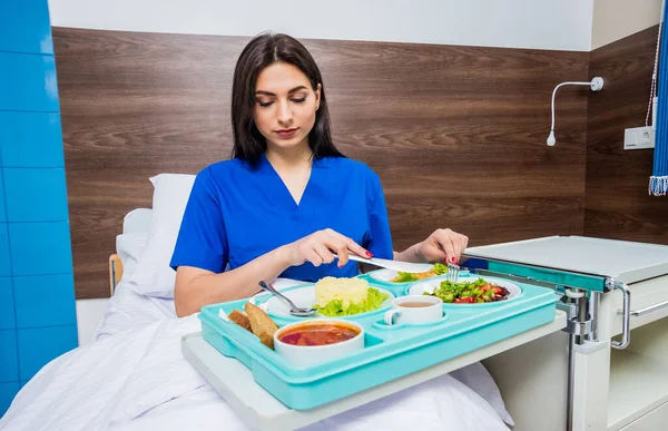 Junge Frau Isst Krankenhaus Tablett Mit Frühstück Für Patientin — Stockfoto