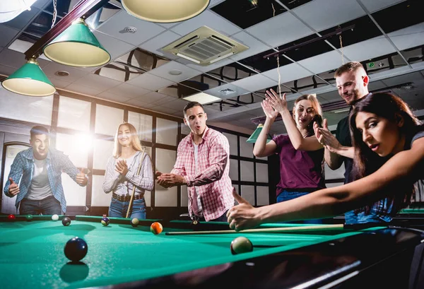 Grupo Jovens Amigos Alegres Jogando Bilhar Tempo Engraçado Após Trabalho — Fotografia de Stock