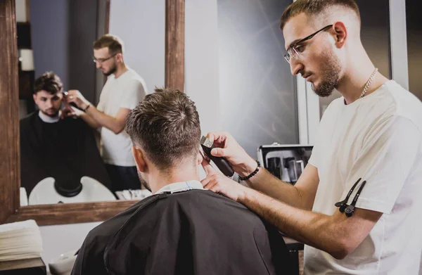 Jovem Com Corte Cabelo Moda Barbearia Barbeiro Faz Penteado Barba — Fotografia de Stock