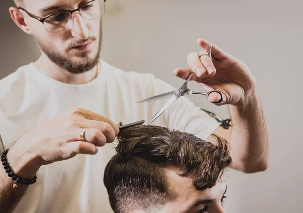Fiatal Férfi Divatos Frizurával Fodrászatban Barber Csinálja Frizurát Szakállat Koncepciófodrászat — Stock Fotó