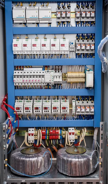 Devre kesicileri ve elektrik arkaplanı olan elektrik santrali.