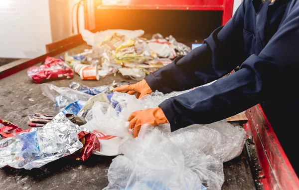 Werknemer Die Afvalinzameling Een Moderne Recyclinginstallatie Scheidt — Stockfoto