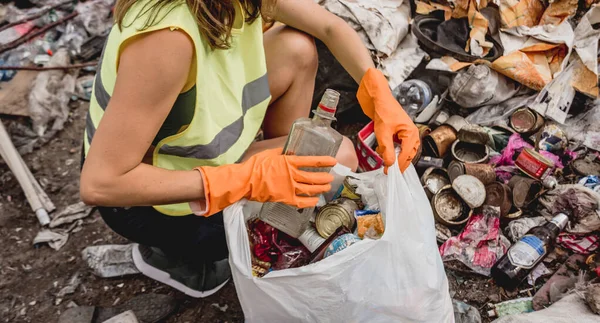 Kadın Gönüllü Plastik Çöpleri Temizlemeye Yardım Ediyor Dünya Günü Ekoloji — Stok fotoğraf