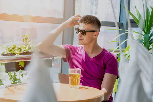 Young Man Pub Drinking Beer Eating Pizza Work — Stockfoto
