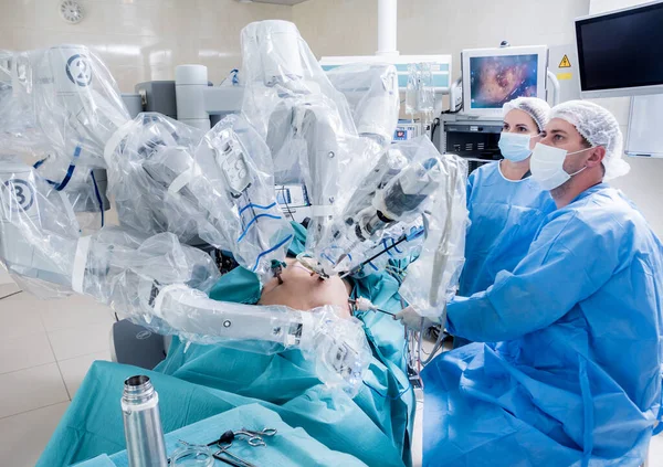 Современная хирургическая система. Медицинский робот. Минимально инвазивная роботизированная операция. — стоковое фото