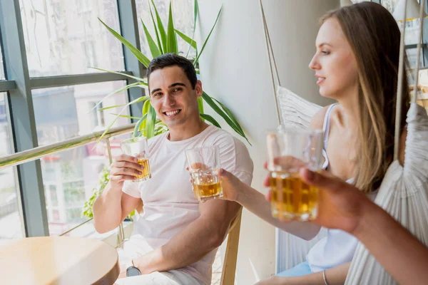 Amigos Alegres Pub Beber Cerveja Conversar Divertir Encontrar Amigos Depois — Fotografia de Stock