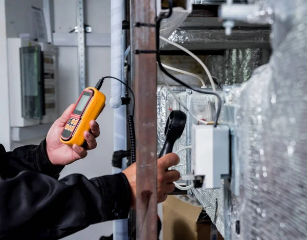 Technician Use Hand Held Anemometer Measuring Air Flowing Measurement — Stock Photo, Image